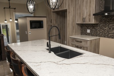 Photo-337-rue-Catherine-Victoriaville-armoires-cuisine-comptoir-quartz